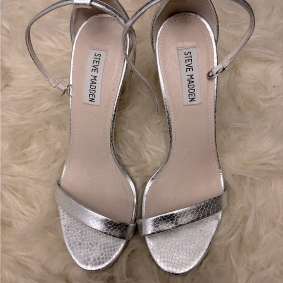 Steve Madden  Silver Heels Size 9 - Picture 1 of 3